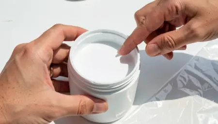 O Truque para Tinta Acrílica Branca Durar Mais na Prateleira